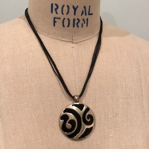 Gorgeous Black/Silver Pendant Necklace